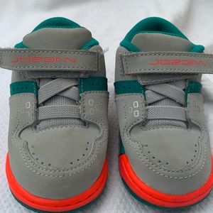 🐣🐣Jordan baby tennis shoes Sz 4C Velcro🐣🐣